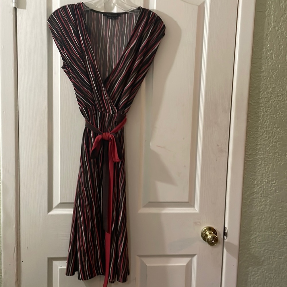 BCBG MAX AZRIA Brown/pink/tan/white shortsleeved v-neck wrap dress size small